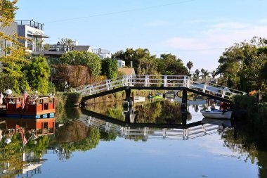 Los Angeles, Kaliforniya - 31 Ekim 2025: Venedik Kanalları, Los Angeles, Kaliforniya 'nın Venedik mahallesindeki tarihi kanal bölgesi