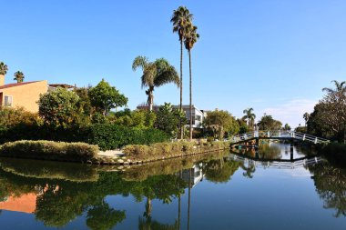 Los Angeles, Kaliforniya - 31 Ekim 2025: Venedik Kanalları, Los Angeles, Kaliforniya 'nın Venedik mahallesindeki tarihi kanal bölgesi