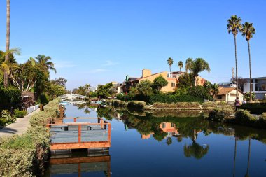 Los Angeles, Kaliforniya - 31 Ekim 2025: Venedik Kanalları, Los Angeles, Kaliforniya 'nın Venedik mahallesindeki tarihi kanal bölgesi