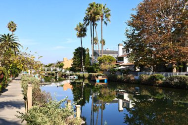 Los Angeles, Kaliforniya - 31 Ekim 2025: Venedik Kanalları, Los Angeles, Kaliforniya 'nın Venedik mahallesindeki tarihi kanal bölgesi