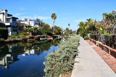 Los Angeles, Kaliforniya - 31 Ekim 2025: Venedik Kanalları, Los Angeles, Kaliforniya 'nın Venedik mahallesindeki tarihi kanal bölgesi