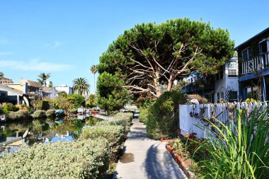 Los Angeles, Kaliforniya - 31 Ekim 2025: Venedik Kanalları, Los Angeles, Kaliforniya 'nın Venedik mahallesindeki tarihi kanal bölgesi