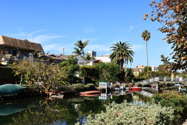 Los Angeles, Kaliforniya - 31 Ekim 2025: Venedik Kanalları, Los Angeles, Kaliforniya 'nın Venedik mahallesindeki tarihi kanal bölgesi