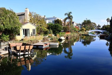 Los Angeles, Kaliforniya - 31 Ekim 2025: Venedik Kanalları, Los Angeles, Kaliforniya 'nın Venedik mahallesindeki tarihi kanal bölgesi