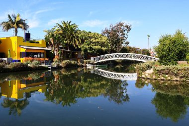 Los Angeles, Kaliforniya - 31 Ekim 2025: Venedik Kanalları, Los Angeles, Kaliforniya 'nın Venedik mahallesindeki tarihi kanal bölgesi