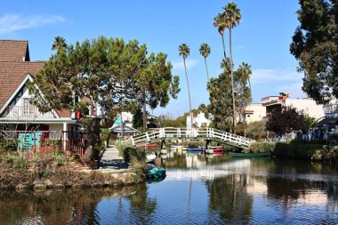 Los Angeles, Kaliforniya - 31 Ekim 2025: Venedik Kanalları, Los Angeles, Kaliforniya 'nın Venedik mahallesindeki tarihi kanal bölgesi