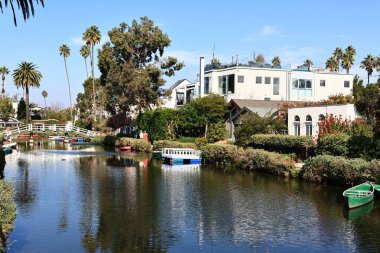 Los Angeles, Kaliforniya - 31 Ekim 2025: Venedik Kanalları, Los Angeles, Kaliforniya 'nın Venedik mahallesindeki tarihi kanal bölgesi