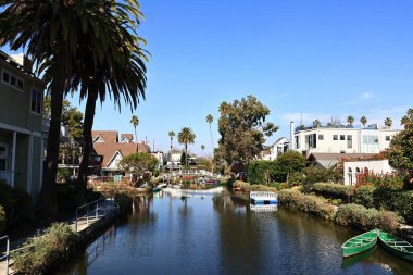 Los Angeles, Kaliforniya - 31 Ekim 2025: Venedik Kanalları, Los Angeles, Kaliforniya 'nın Venedik mahallesindeki tarihi kanal bölgesi