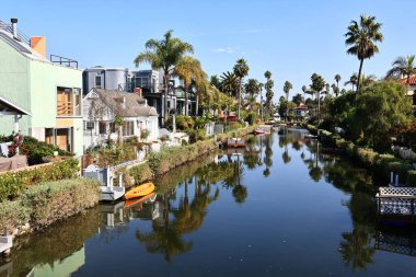 Los Angeles, Kaliforniya - 31 Ekim 2025: Venedik Kanalları, Los Angeles, Kaliforniya 'nın Venedik mahallesindeki tarihi kanal bölgesi