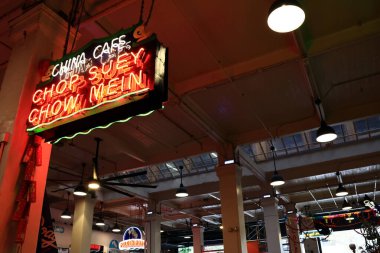 Los Angeles, Kaliforniya - 4 Kasım 2025 Grand Central Market, Los Angeles 'ın merkezinde tarihi bir pazar
