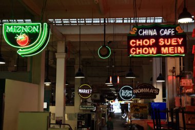 Los Angeles, Kaliforniya - 4 Kasım 2025 Grand Central Market, Los Angeles 'ın merkezinde tarihi bir pazar