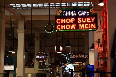 Los Angeles, Kaliforniya - 4 Kasım 2025 Grand Central Market, Los Angeles 'ın merkezinde tarihi bir pazar