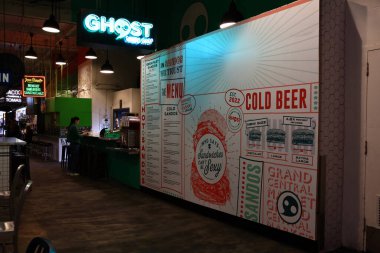 Los Angeles, Kaliforniya - 4 Kasım 2025 Grand Central Market, Los Angeles 'ın merkezinde tarihi bir pazar