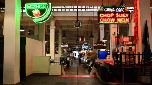 Los Angeles, Kaliforniya - 4 Kasım 2025 Grand Central Market, Los Angeles 'ın merkezinde tarihi bir pazar