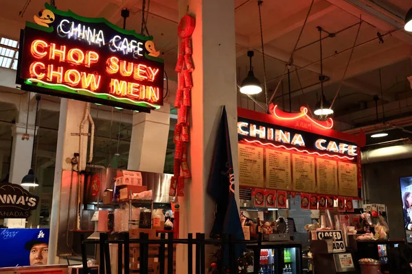 Los Angeles, Kaliforniya - 4 Kasım 2025 Grand Central Market, Los Angeles 'ın merkezinde tarihi bir pazar