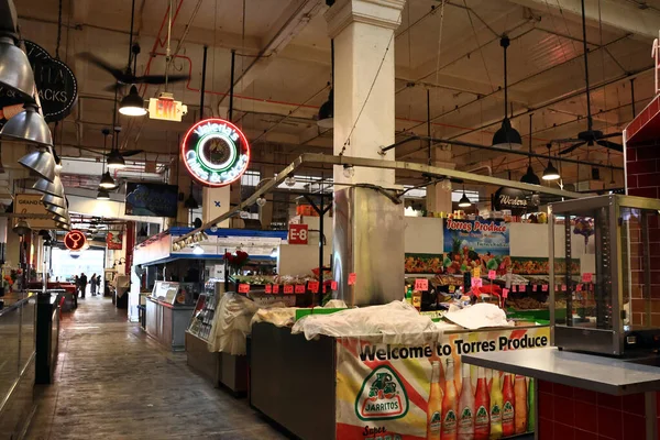 Los Angeles, Kaliforniya - 4 Kasım 2025 Grand Central Market, Los Angeles 'ın merkezinde tarihi bir pazar
