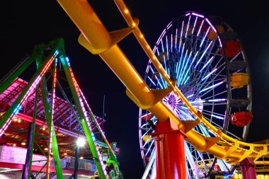 Santa Monica, California - 8 Kasım 2025 Santa Monica Pasifik Parkı, Oceanfront Lunaparkı Santa Monica İskelesi üzerinde yer alan