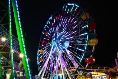 Santa Monica, California - 8 Kasım 2025 Santa Monica Pasifik Parkı, Oceanfront Lunaparkı Santa Monica İskelesi üzerinde yer alan