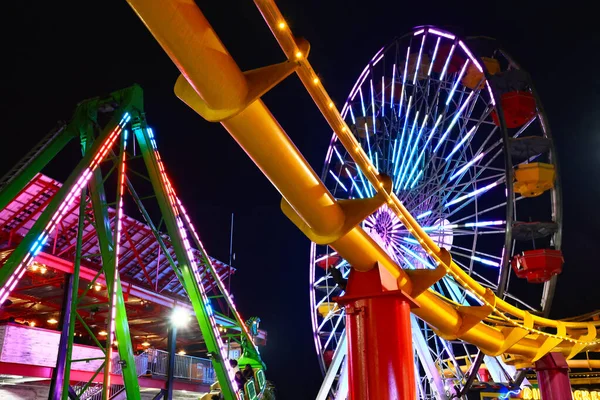 Santa Monica, California - 8 Kasım 2025 Santa Monica Pasifik Parkı, Oceanfront Lunaparkı Santa Monica İskelesi üzerinde yer alan