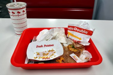Los Angeles, Kaliforniya - 12 Kasım 2025 In-N-Out Double Burger. In-N-Out Burger, Amerikan Fast Food Restoranlar zinciri. Öncelikli olarak Güneybatı ve Pasifik Sahili 'nde yerleri var.