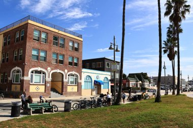 Venedik (Los Angeles), Kaliforniya - 31 Ekim 2025: Venice Beach Boardwalk, Pasifik kıyısı boyunca ikonik okyanus manzaralı gezinti