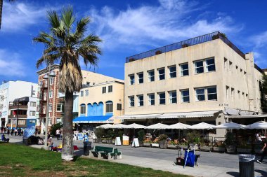 Venedik (Los Angeles), Kaliforniya - 31 Ekim 2025: Venice Beach Boardwalk, Pasifik kıyısı boyunca ikonik okyanus manzaralı gezinti