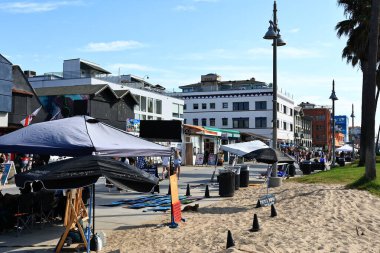 Venedik (Los Angeles), Kaliforniya - 31 Ekim 2025: Venice Beach Boardwalk, Pasifik kıyısı boyunca ikonik okyanus manzaralı gezinti