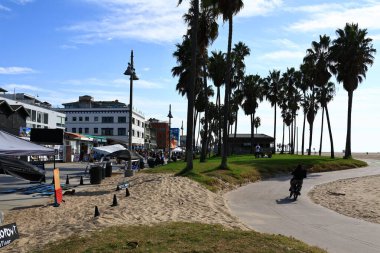 Venedik (Los Angeles), Kaliforniya - 31 Ekim 2025: Venice Beach Boardwalk, Pasifik kıyısı boyunca ikonik okyanus manzaralı gezinti