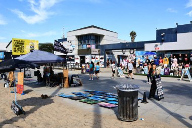 Venedik (Los Angeles), Kaliforniya - 31 Ekim 2025: Venice Beach Boardwalk, Pasifik kıyısı boyunca ikonik okyanus manzaralı gezinti