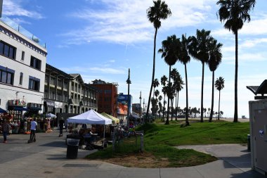 Venedik (Los Angeles), Kaliforniya - 31 Ekim 2025: Venice Beach Boardwalk, Pasifik kıyısı boyunca ikonik okyanus manzaralı gezinti