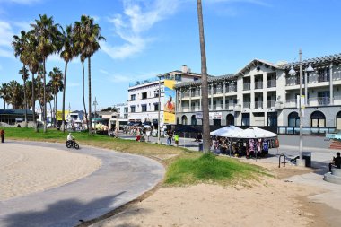 Venedik (Los Angeles), Kaliforniya - 31 Ekim 2025: Venice Beach Boardwalk, Pasifik kıyısı boyunca ikonik okyanus manzaralı gezinti