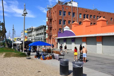 Venedik (Los Angeles), Kaliforniya - 31 Ekim 2025: Venice Beach Boardwalk, Pasifik kıyısı boyunca ikonik okyanus manzaralı gezinti