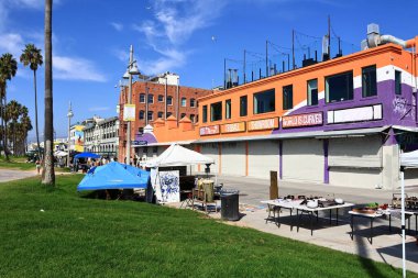Venedik (Los Angeles), Kaliforniya - 31 Ekim 2025: Venice Beach Boardwalk, Pasifik kıyısı boyunca ikonik okyanus manzaralı gezinti