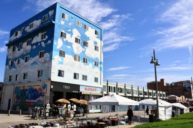 Venedik (Los Angeles), Kaliforniya - 31 Ekim 2025: Venice Beach Boardwalk, Pasifik kıyısı boyunca ikonik okyanus manzaralı gezinti