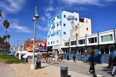 Venedik (Los Angeles), Kaliforniya - 31 Ekim 2025: Venice Beach Boardwalk, Pasifik kıyısı boyunca ikonik okyanus manzaralı gezinti