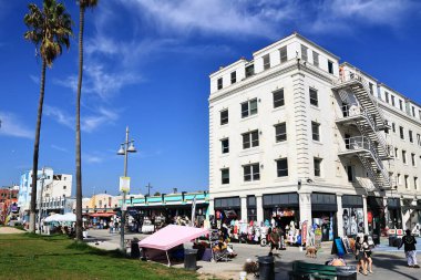 Venedik (Los Angeles), Kaliforniya - 31 Ekim 2025: Venice Beach Boardwalk, Pasifik kıyısı boyunca ikonik okyanus manzaralı gezinti