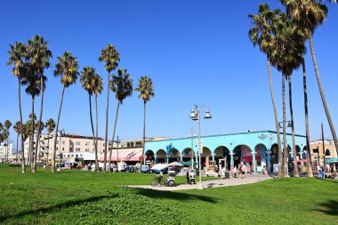 Venedik (Los Angeles), Kaliforniya - 31 Ekim 2025: Venice Beach Boardwalk, Pasifik kıyısı boyunca ikonik okyanus manzaralı gezinti