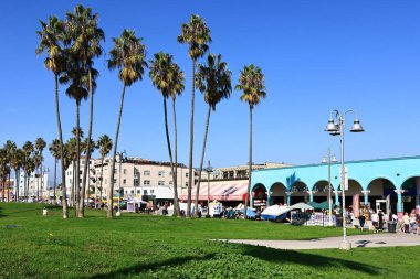 Venedik (Los Angeles), Kaliforniya - 31 Ekim 2025: Venice Beach Boardwalk, Pasifik kıyısı boyunca ikonik okyanus manzaralı gezinti