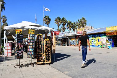 Venedik (Los Angeles), Kaliforniya - 31 Ekim 2025: Venice Beach Boardwalk, Pasifik kıyısı boyunca ikonik okyanus manzaralı gezinti