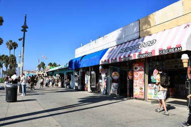 Venedik (Los Angeles), Kaliforniya - 31 Ekim 2025: Venice Beach Boardwalk, Pasifik kıyısı boyunca ikonik okyanus manzaralı gezinti