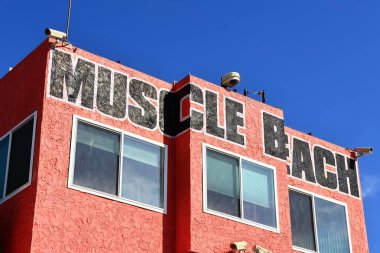 Venedik (Los Angeles), Kaliforniya - 31 Ekim 2025: Muscle Beach, Venedik Plajı 'ndaki ikonik spor salonu