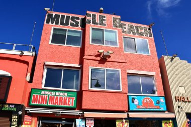 Venedik (Los Angeles), Kaliforniya - 31 Ekim 2025: Muscle Beach, Venedik Plajı 'ndaki ikonik spor salonu