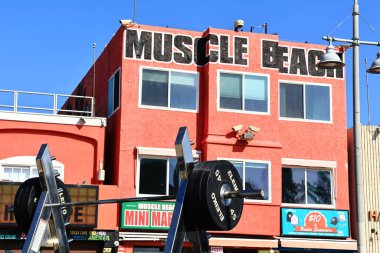 Venedik (Los Angeles), Kaliforniya - 31 Ekim 2025: Muscle Beach, Venedik Plajı 'ndaki ikonik spor salonu