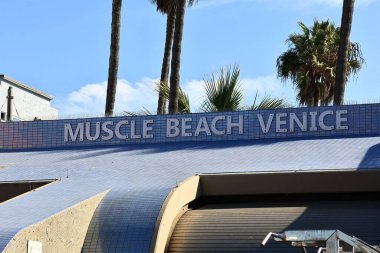 Venedik (Los Angeles), Kaliforniya - 31 Ekim 2025: Muscle Beach, Venedik Plajı 'ndaki ikonik spor salonu