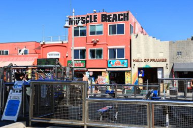 Venedik (Los Angeles), Kaliforniya - 31 Ekim 2025: Muscle Beach, Venedik Plajı 'ndaki ikonik spor salonu