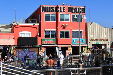 Venedik (Los Angeles), Kaliforniya - 31 Ekim 2025: Muscle Beach, Venedik Plajı 'ndaki ikonik spor salonu