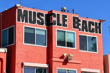 Venedik (Los Angeles), Kaliforniya - 31 Ekim 2025: Muscle Beach, Venedik Plajı 'ndaki ikonik spor salonu