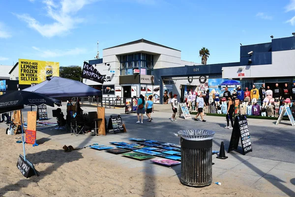 Venedik (Los Angeles), Kaliforniya - 31 Ekim 2025: Venice Beach Boardwalk, Pasifik kıyısı boyunca ikonik okyanus manzaralı gezinti