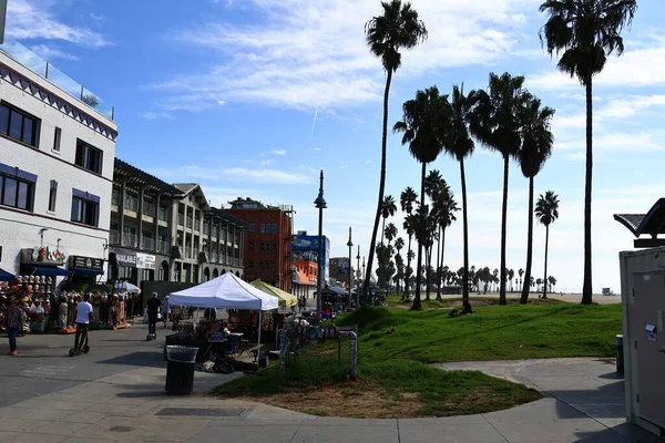 Venedik (Los Angeles), Kaliforniya - 31 Ekim 2025: Venice Beach Boardwalk, Pasifik kıyısı boyunca ikonik okyanus manzaralı gezinti