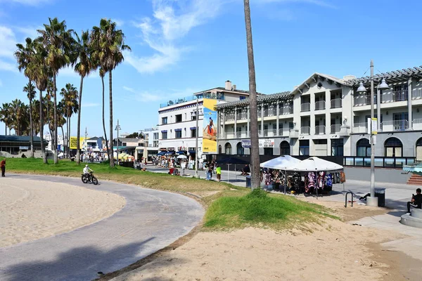 Venedik (Los Angeles), Kaliforniya - 31 Ekim 2025: Venice Beach Boardwalk, Pasifik kıyısı boyunca ikonik okyanus manzaralı gezinti